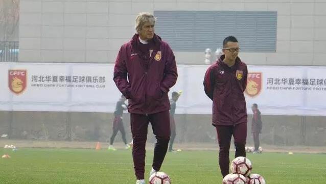 我抑制不住问道：可能我想象力过于丰硕，但陆导的这个汉高祖，怎样越看越像毛的列传？您的电影是成心暗射那一段汗青、仍是就像您说的汗青老是不竭地在反复本身？何况，刘烨不是在另外一部电影里演过毛吗？　　　　题目一出台上静场。