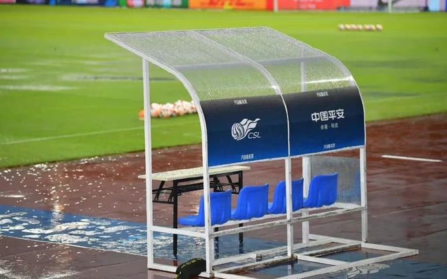 海报中，雪花晶莹剔透、熠熠生辉，形成一块璀璨大银幕